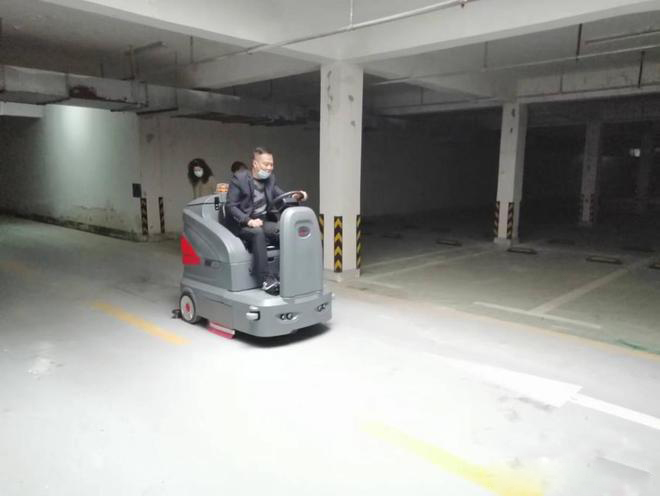 阜阳小区物业保洁不用人力改用驾驶式洗地机了
